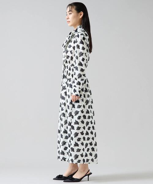 Tiara（ティアラ）の「オールドローズプリントボウリボン付きワンピース（ワンピース・レディース・ネイビー/オフホワイト・FREE）」の4枚目の写真