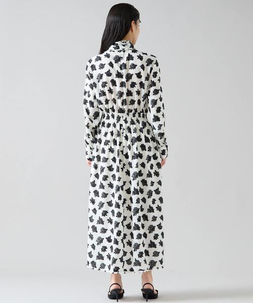 Tiara（ティアラ）の「オールドローズプリントボウリボン付きワンピース（ワンピース・レディース・ネイビー/オフホワイト・FREE）」の5枚目の写真