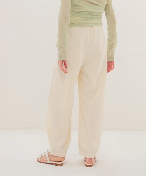 DRESSLAVE(ドレスレイブ)の「double satin hem tuck pants(ダブルサテンヘムタックパンツ)(その他パンツ・レディース・ホワイト/ブラック・36/38)」の11枚目の写真