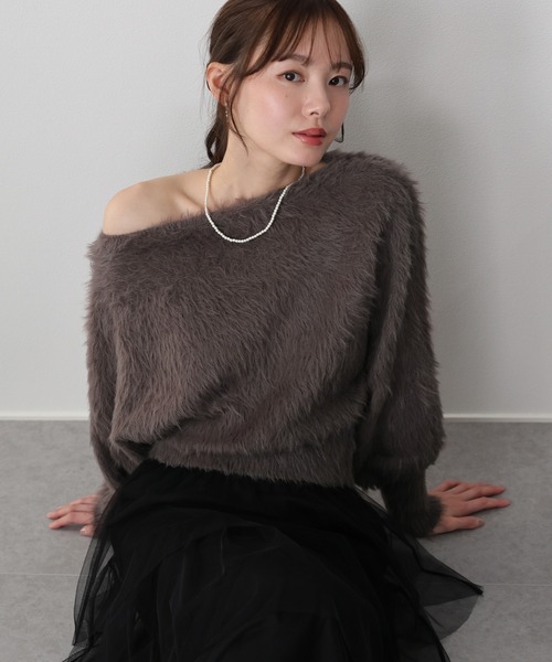 BLUEEAST(ブルーイースト)の「オフショルシャギーニット(ニット/セーター・レディース・ブラウン/アイボリー/ブラック・MEDIUM)」の3枚目の写真