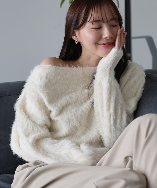 BLUEEAST(ブルーイースト)の「オフショルシャギーニット(ニット/セーター・レディース・ブラウン/アイボリー/ブラック・MEDIUM)」の2枚目の写真