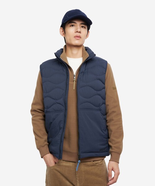 AIGLE（エーグル）の「撥水 キルティング ジップアップダウンベスト（ダウンベスト・メンズ・ダークネイビー/レッド/ベージュ・M/L）」の2枚目の写真