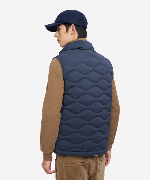 AIGLE（エーグル）の「撥水 キルティング ジップアップダウンベスト（ダウンベスト・メンズ・ダークネイビー/レッド/ベージュ・M/L）」の6枚目の写真
