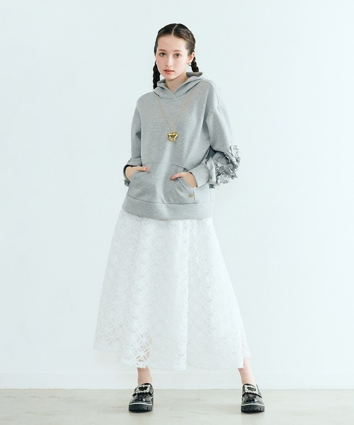 Audie a Muses(オーディアミューズ)の「フラワー立体刺繍スカート(スカート・レディース・ブラック/オフホワイト・42/38)」の2枚目の写真