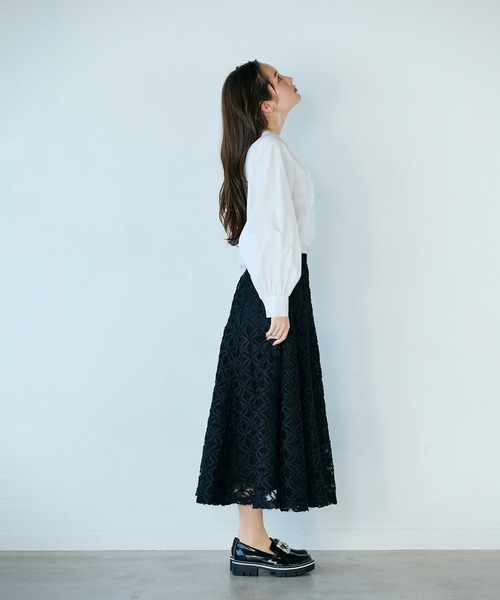 Audie a Muses(オーディアミューズ)の「フラワー立体刺繍スカート(スカート・レディース・ブラック/オフホワイト・42/38)」の3枚目の写真