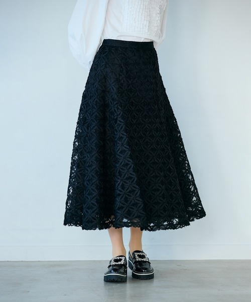 Audie a Muses(オーディアミューズ)の「フラワー立体刺繍スカート(スカート・レディース・ブラック/オフホワイト・42/38)」の4枚目の写真