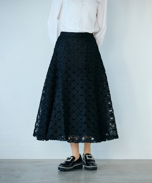 Audie a Muses(オーディアミューズ)の「フラワー立体刺繍スカート(スカート・レディース・ブラック/オフホワイト・42/38)」の5枚目の写真