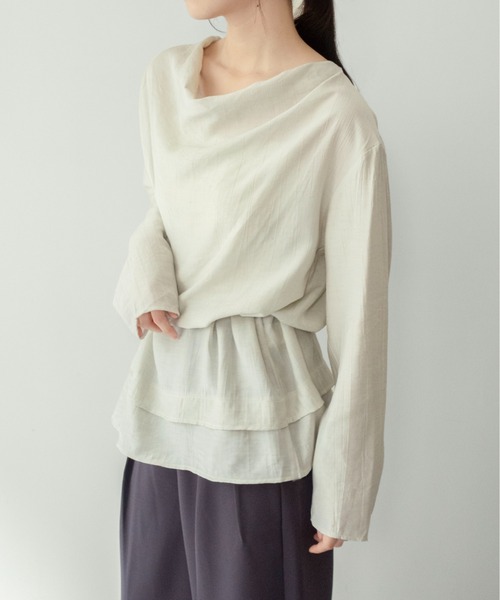 on:nue（オンニュ）の「【on:nue】[着用動画あり！] ドレープレイヤードデザインブラウス /2026 SS COLLECTION（シャツ/ブラウス・レディース・アイボリー/グレー・FREE）」の2枚目の写真