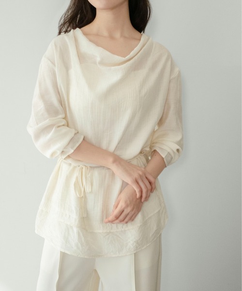 on:nue（オンニュ）の「【on:nue】[着用動画あり！] ドレープレイヤードデザインブラウス /2026 SS COLLECTION（シャツ/ブラウス・レディース・アイボリー/グレー・FREE）」の8枚目の写真