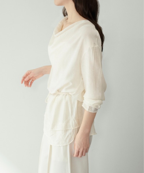 on:nue（オンニュ）の「【on:nue】[着用動画あり！] ドレープレイヤードデザインブラウス /2026 SS COLLECTION（シャツ/ブラウス・レディース・アイボリー/グレー・FREE）」の9枚目の写真