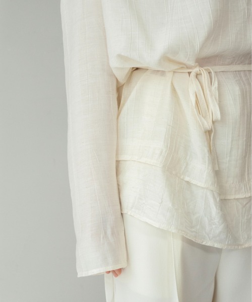 on:nue（オンニュ）の「【on:nue】[着用動画あり！] ドレープレイヤードデザインブラウス /2026 SS COLLECTION（シャツ/ブラウス・レディース・アイボリー/グレー・FREE）」の10枚目の写真
