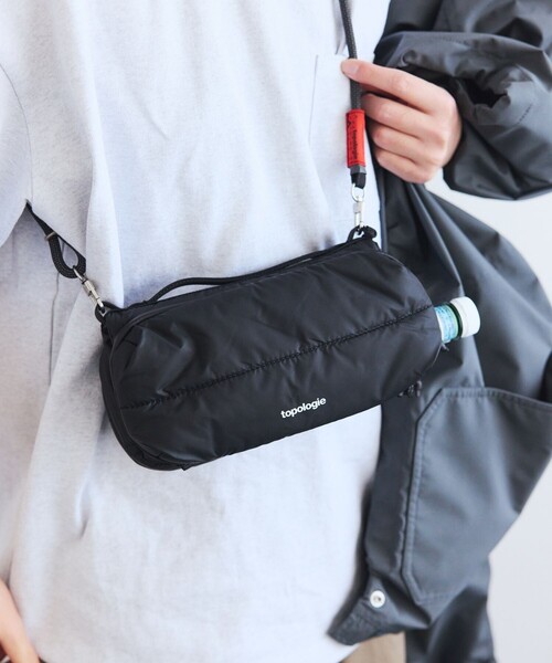 Topologie（トポロジー）の「Topologie/トポロジー Bottle Sacoche Medium Puffer ボトルサコッシュ【バッグ単体】（ショルダーバッグ・メンズ・ブラック・ONE SIZE）」の6枚目の写真