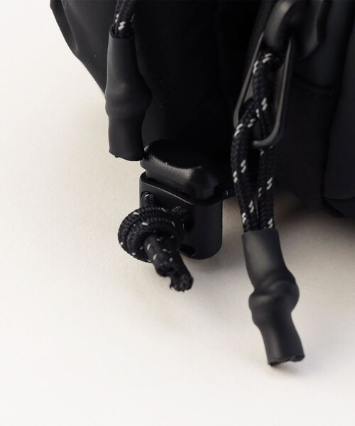 Topologie（トポロジー）の「Topologie/トポロジー Bottle Sacoche Medium Puffer ボトルサコッシュ【バッグ単体】（ショルダーバッグ・メンズ・ブラック・ONE SIZE）」の14枚目の写真