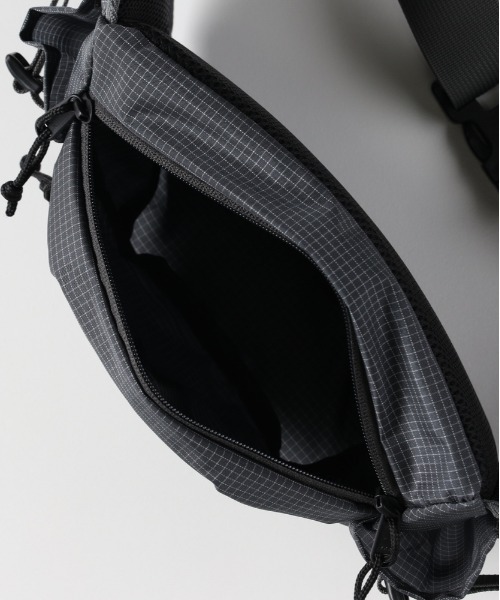 CAMP7（キャンプセブン）の「【CAMP7】リップストップナイロンウエストバッグ (収納力 / 軽量 / アクティブ / スタイリッシュ)（ボディバッグ/ウエストポーチ・メンズ・グレー/ブラック・ONE SIZE）」の6枚目の写真