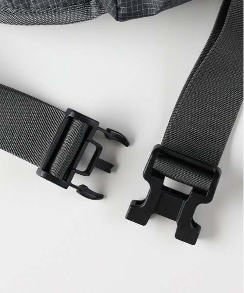 CAMP7（キャンプセブン）の「【CAMP7】リップストップナイロンウエストバッグ (収納力 / 軽量 / アクティブ / スタイリッシュ)（ボディバッグ/ウエストポーチ・メンズ・グレー/ブラック・ONE SIZE）」の8枚目の写真