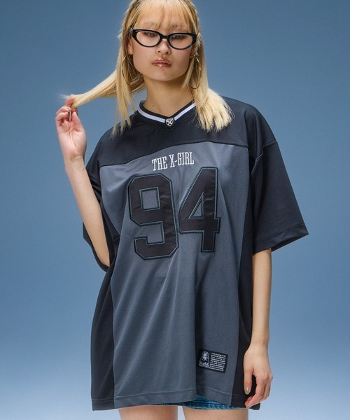 X-girl（エックスガール）の「FACE LABEL FOOTBALL TEE DRESS（ワンピース・レディース・ブラック/ブラウン/ピンク・S/M）」の2枚目の写真