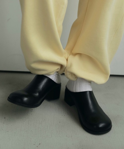 anuke(アンヌーク)の「anuke Ecoleather Heel Slip-ons エコレザーヒールスリッポン/62521021(スリッポン・レディース・ブラック・36/37/38)」の4枚目の写真