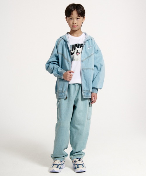 NIKE(ナイキ)の「《セットアップ対応商品》ナイキ スポーツウェア コレクション ジュニア デニム カーゴ パンツ / Nike Sportswear Collection Big Kids' Denim Cargo Pants IO0197-440 Light Armory Blue(デニムパンツ・キッズ・ライトブルー・130/140/150/160)」の2枚目の写真