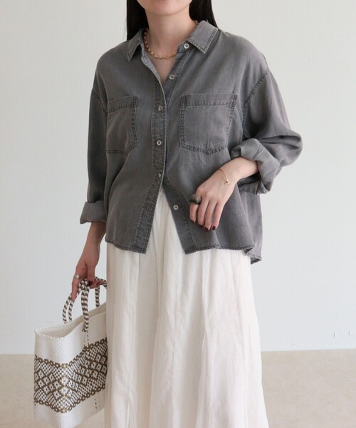 fredy emue（フレディエミュ）の「とろみデニムクロップドシャツ（シャツ/ブラウス・レディース・ブルー/チャコールグレー・38）」の2枚目の写真