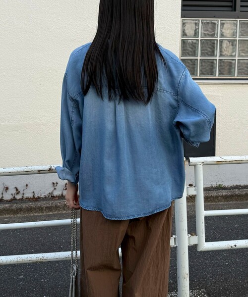 fredy emue（フレディエミュ）の「とろみデニムクロップドシャツ（シャツ/ブラウス・レディース・ブルー/チャコールグレー・38）」の21枚目の写真