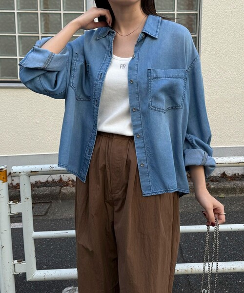 fredy emue（フレディエミュ）の「とろみデニムクロップドシャツ（シャツ/ブラウス・レディース・ブルー/チャコールグレー・38）」の22枚目の写真