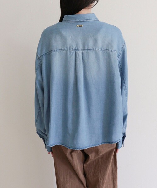 fredy emue（フレディエミュ）の「とろみデニムクロップドシャツ（シャツ/ブラウス・レディース・ブルー/チャコールグレー・38）」の13枚目の写真