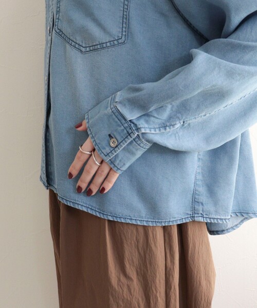 fredy emue（フレディエミュ）の「とろみデニムクロップドシャツ（シャツ/ブラウス・レディース・ブルー/チャコールグレー・38）」の7枚目の写真