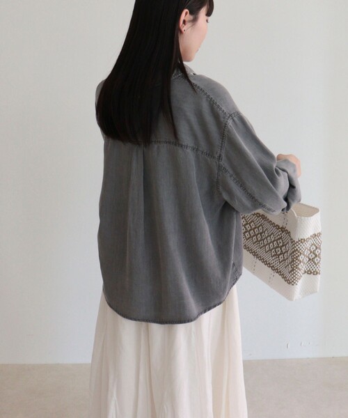 fredy emue（フレディエミュ）の「とろみデニムクロップドシャツ（シャツ/ブラウス・レディース・ブルー/チャコールグレー・38）」の4枚目の写真