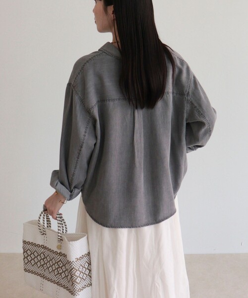 fredy emue（フレディエミュ）の「とろみデニムクロップドシャツ（シャツ/ブラウス・レディース・ブルー/チャコールグレー・38）」の5枚目の写真