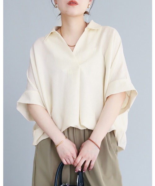 reca（レカ）の「エンボス加工スキッパーブラウス（シャツ/ブラウス・レディース・アイボリー/イエロー/ネイビー/ミント/ブラック/ホワイト/ブルー系その他/グレー系その他・M）」の2枚目の写真
