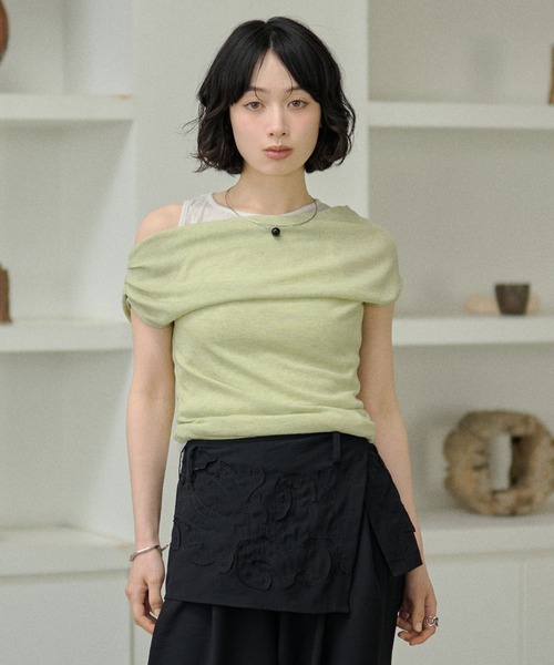 LAULEN(ローレン)の「drape nuance layered tops /ドレープニュアンスオフショルダーレイヤードトップス(Tシャツ/カットソー・レディース・ホワイト/グリーン/オレンジ/グレー/ブラック・FREE)」の4枚目の写真