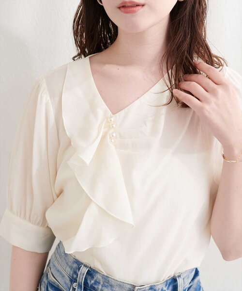 natural couture（ナチュラルクチュール）の「アシメフリルパール付きブラウス（シャツ/ブラウス・レディース・ネイビー/ミント/ピンクベージュ/アイボリー・FREE）」の2枚目の写真
