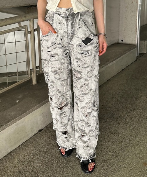 Ameri（アメリ）の「MEDI MAX DAMAGE DENIM（デニムパンツ・レディース・ライトブルー/ライトグレー・24inch/26inch/25inch）」の4枚目の写真