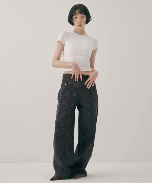FETICO（フェティコ）の「【FETICO/フェティコ】《STUDIOUS別注》 DAMASK-PRINT DENIM CURVE-FIT HIGH-RISE JEANS/プリントデニムカーブフィットハイライズジジーンズ/ウォッシャブル（デニムパンツ・レディース・ブラウン・38/36/34）」の2枚目の写真
