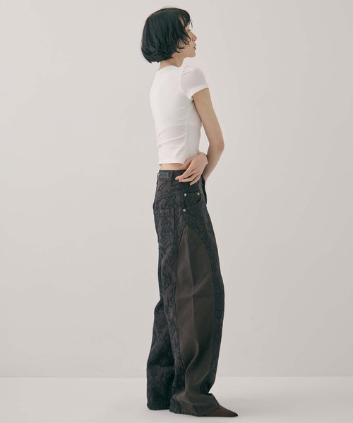 FETICO（フェティコ）の「【FETICO/フェティコ】《STUDIOUS別注》 DAMASK-PRINT DENIM CURVE-FIT HIGH-RISE JEANS/プリントデニムカーブフィットハイライズジジーンズ/ウォッシャブル（デニムパンツ・レディース・ブラウン・38/36/34）」の4枚目の写真