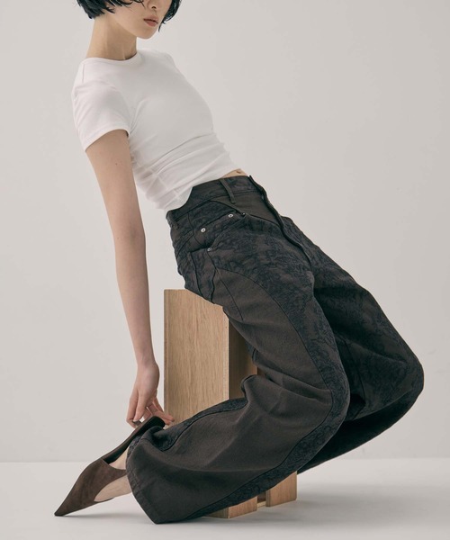 FETICO（フェティコ）の「【FETICO/フェティコ】《STUDIOUS別注》 DAMASK-PRINT DENIM CURVE-FIT HIGH-RISE JEANS/プリントデニムカーブフィットハイライズジジーンズ/ウォッシャブル（デニムパンツ・レディース・ブラウン・38/36/34）」の9枚目の写真