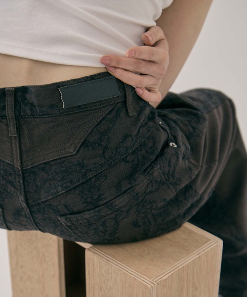 FETICO（フェティコ）の「【FETICO/フェティコ】《STUDIOUS別注》 DAMASK-PRINT DENIM CURVE-FIT HIGH-RISE JEANS/プリントデニムカーブフィットハイライズジジーンズ/ウォッシャブル（デニムパンツ・レディース・ブラウン・38/36/34）」の10枚目の写真