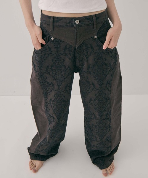 FETICO（フェティコ）の「【FETICO/フェティコ】《STUDIOUS別注》 DAMASK-PRINT DENIM CURVE-FIT HIGH-RISE JEANS/プリントデニムカーブフィットハイライズジジーンズ/ウォッシャブル（デニムパンツ・レディース・ブラウン・38/36/34）」の6枚目の写真