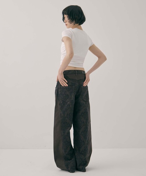FETICO（フェティコ）の「【FETICO/フェティコ】《STUDIOUS別注》 DAMASK-PRINT DENIM CURVE-FIT HIGH-RISE JEANS/プリントデニムカーブフィットハイライズジジーンズ/ウォッシャブル（デニムパンツ・レディース・ブラウン・38/36/34）」の5枚目の写真