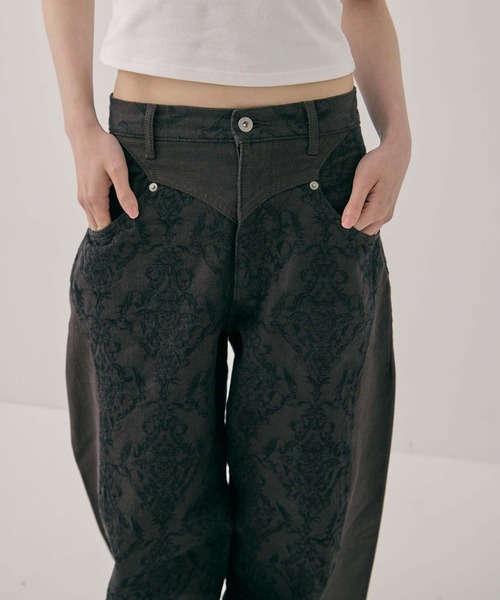 FETICO（フェティコ）の「【FETICO/フェティコ】《STUDIOUS別注》 DAMASK-PRINT DENIM CURVE-FIT HIGH-RISE JEANS/プリントデニムカーブフィットハイライズジジーンズ/ウォッシャブル（デニムパンツ・レディース・ブラウン・38/36/34）」の15枚目の写真