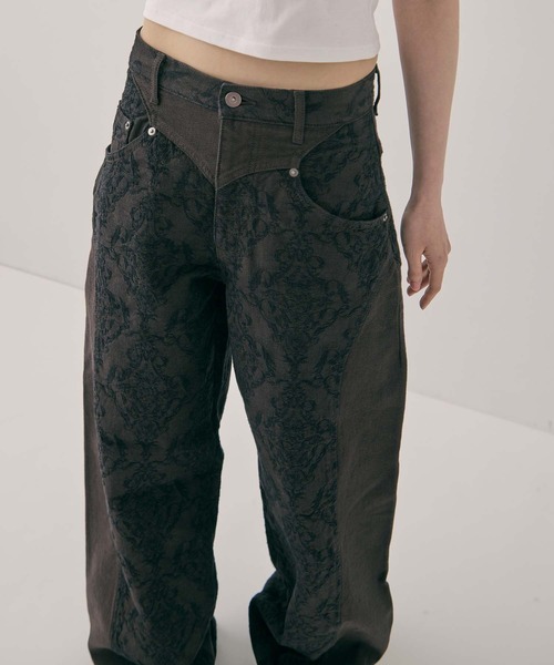 FETICO（フェティコ）の「【FETICO/フェティコ】《STUDIOUS別注》 DAMASK-PRINT DENIM CURVE-FIT HIGH-RISE JEANS/プリントデニムカーブフィットハイライズジジーンズ/ウォッシャブル（デニムパンツ・レディース・ブラウン・38/36/34）」の16枚目の写真