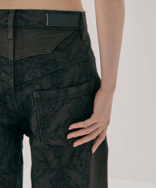 FETICO（フェティコ）の「【FETICO/フェティコ】《STUDIOUS別注》 DAMASK-PRINT DENIM CURVE-FIT HIGH-RISE JEANS/プリントデニムカーブフィットハイライズジジーンズ/ウォッシャブル（デニムパンツ・レディース・ブラウン・38/36/34）」の18枚目の写真