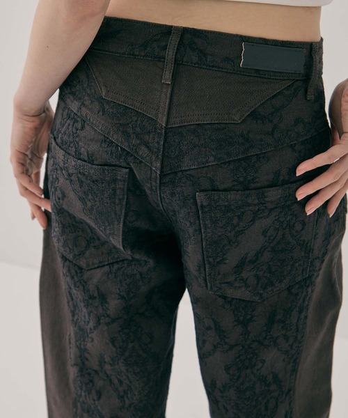 FETICO（フェティコ）の「【FETICO/フェティコ】《STUDIOUS別注》 DAMASK-PRINT DENIM CURVE-FIT HIGH-RISE JEANS/プリントデニムカーブフィットハイライズジジーンズ/ウォッシャブル（デニムパンツ・レディース・ブラウン・38/36/34）」の17枚目の写真