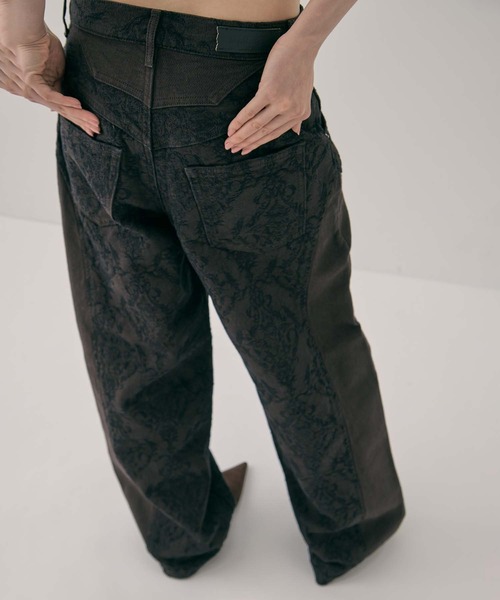 FETICO（フェティコ）の「【FETICO/フェティコ】《STUDIOUS別注》 DAMASK-PRINT DENIM CURVE-FIT HIGH-RISE JEANS/プリントデニムカーブフィットハイライズジジーンズ/ウォッシャブル（デニムパンツ・レディース・ブラウン・38/36/34）」の21枚目の写真
