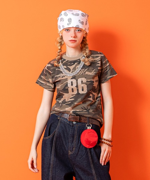 a.p.o.v.(エーピーオービー)の「a.p.o.v. クロップド丈ナンバリングレイヤーY2Kプリントカモフラ柄Tシャツ(レディース)(Tシャツ/カットソー・レディース・チャコール/ベージュ/カーキ・ONESIZE)」の2枚目の写真