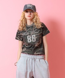 a.p.o.v. クロップド丈ナンバリングレイヤーY2Kプリントカモフラ柄Tシャツ(レディース)