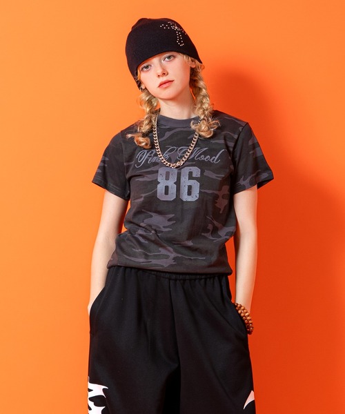 a.p.o.v.(エーピーオービー)の「a.p.o.v. クロップド丈ナンバリングレイヤーY2Kプリントカモフラ柄Tシャツ(レディース)(Tシャツ/カットソー・レディース・チャコール/ベージュ/カーキ・ONESIZE)」の1枚目の写真