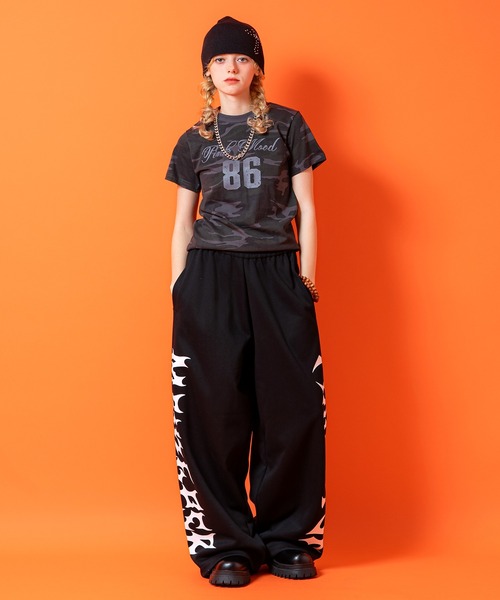 a.p.o.v.(エーピーオービー)の「a.p.o.v. クロップド丈ナンバリングレイヤーY2Kプリントカモフラ柄Tシャツ(レディース)(Tシャツ/カットソー・レディース・チャコール/ベージュ/カーキ・ONESIZE)」の7枚目の写真