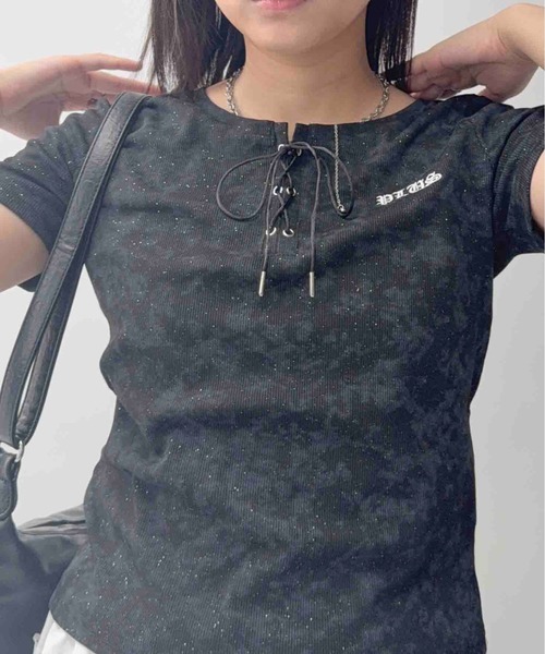 AS KNOW AS plus(アズノゥアズプラス)の「〇レースアップ ワンポイント刺繍テレコTシャツ(Tシャツ/カットソー・レディース・グレー/ブラック・FREE)」の2枚目の写真