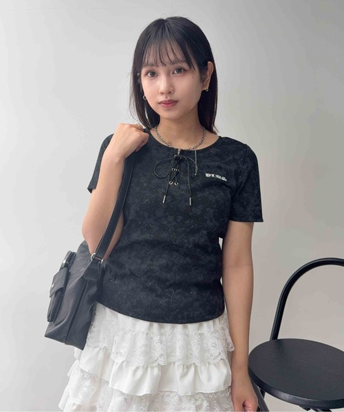 AS KNOW AS plus(アズノゥアズプラス)の「〇レースアップ ワンポイント刺繍テレコTシャツ(Tシャツ/カットソー・レディース・グレー/ブラック・FREE)」の4枚目の写真